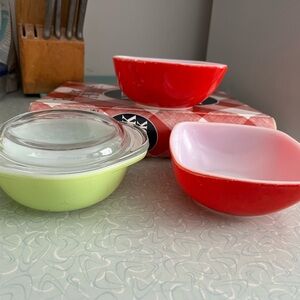 Set of 3 Pyrex bowls